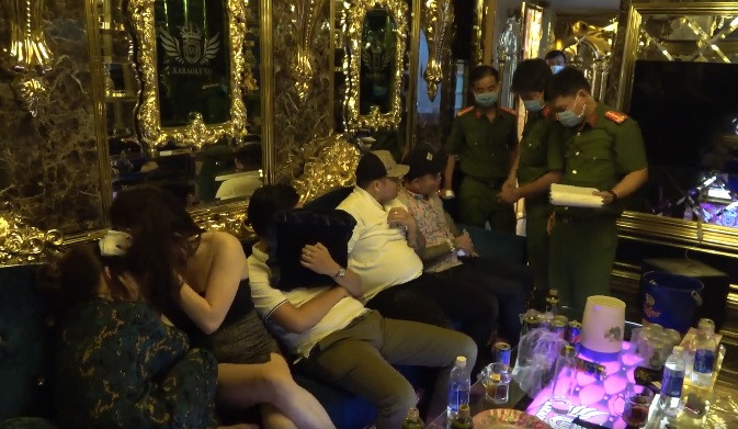 Tại hiện trường, cơ quan Công an thu giữ 6 bịch ni lông trong suốt bên trong có chứa tinh thể màu trắng, 6,5 viên nén các loại nghi là ma túy, cùng các dụng cụ để sử dụng ma túy.