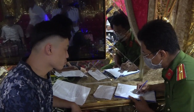Mới đây, vào rạng sáng 17/3, cũng tại cơ sở kinh doanh dịch vụ karaoke X.O đã xảy ra một vụ nổ súng làm 1 người chết và 2 người bị thương. Ảnh: Công an lập biên bản vụ việc phát hiện hàng chục đối tượng dương tính ma túy tối 12/4.
