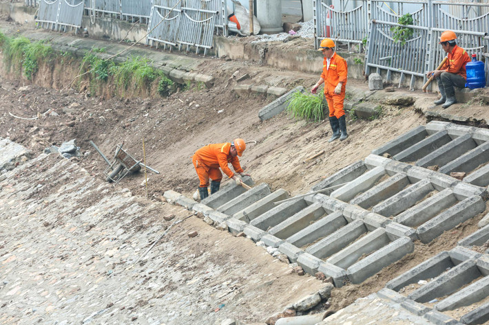 Đây là một trong những hạng mục quan trọng thuộc dự án Nhà máy xử lý nước thải Yên Xá, hiện được công nhân lắp đặt dọc sông Tô Lịch tại khu vực đường Hoàng Quốc Việt, Nguyễn Khang (quận Cầu Giấy) và Vũ Tông Phan (quận Thanh Xuân).
