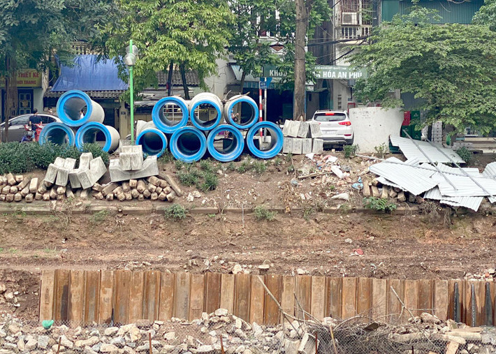 Nhà thầu Nhật Bản đang triển khai lắp đặt các đoạn cống mở và một phần cống ngầm tại đầu sông phía đường Hoàng Quốc Việt.