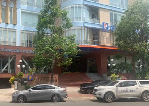 Sáng cùng ngày, Cơ quan Cảnh sát điều tra, Công an tỉnh Đồng Nai phối hợp Cục Cảnh sát Hình sự và một số đơn vị nghiệp vụ Bộ Công an, Công an tỉnh Long An khám xét Công ty xăng dầu Long an (Petrolimex Long An ) số 10 Trà Quý Bình, phường 2, TP. Tân An, tỉnh Long An thuộc tập đoàn xăng dầu Việt Nam.