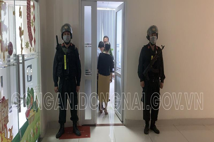 Trước đó, đêm ngày 6/2, Công an Đồng Nai đã chủ trì phối hợp với Cục Cảnh sát Hình sự và các đơn vị nghiệp vụ Bộ Công an phá chuyên án về sản xuất buôn bán xăng giả tại Vĩnh Long.