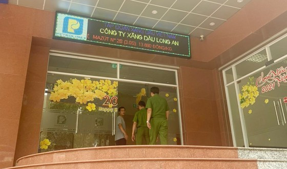 Cơ quan CSĐT, Công an tỉnh Đồng Nai thi hành lệnh bắt đối với ông Lương Đình Tiến và khám xét nơi làm việc, nơi ở của bị can để điều tra về hành vi buôn lậu. Trong đó, bị can Tiến có liên quan đến đường dây buôn lậu, sản xuất xăng giả do Phan Thanh Hữu cầm đầu.