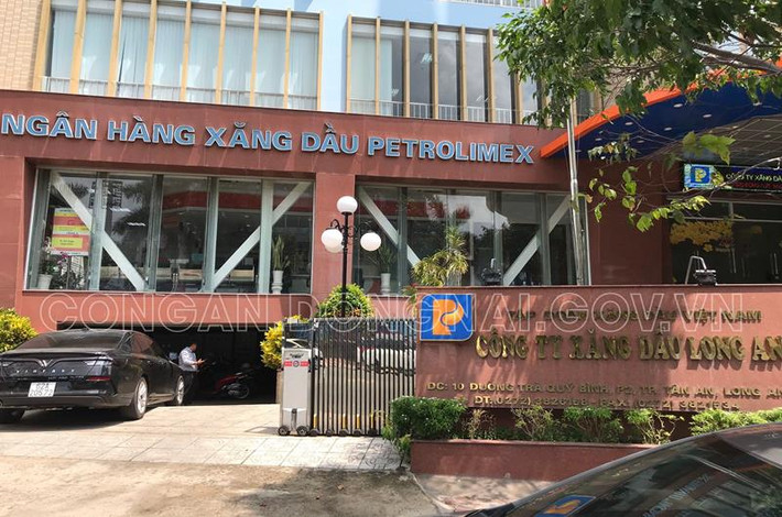 Thông tin mới nhất vụ điều tra đường dây sản xuất mua bán xăng giả, ngày 15/4, Công an tỉnh Đồng Nai cho biết, Cơ quan CSĐT đã ra quyết định khởi tố bị can, thi hành lệnh bắt bắt tạm giam bị can Lương Đình Tiến, Giám đốc Công ty xăng dầu Long An (Petrolimex Long An) để điều tra về hành vi buôn lậu.