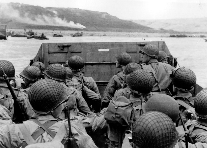 Quân Đồng minh thực hiện cuộc đổ bộ D-Day vào Pháp trong chiến dịch giải phóng nước này khỏi sự kiểm soát của phát xít Đức năm 1944.