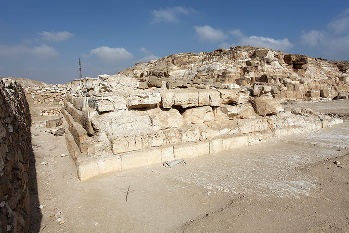 Đáng chú ý là giả thuyết người Ai Cập chán ghét pharaoh Djedefre. Vì vậy, sau khi ông hoàng này qua đời, người ta đã phá hủy kim tự tháp do Djedefre xây dựng.