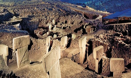 Nằm trên một đỉnh đồi xa xôi tại miền Nam Thổ Nhĩ Kỳ, gần biên giới giáp ranh Syria, Göbekli Tepe được các chuyên gia đánh giá là khu đền cổ xưa nhất của nhân loại.