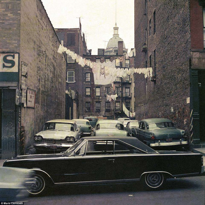 Những tòa nhà cũ tại một con phố ở Brooklyn năm 1967.