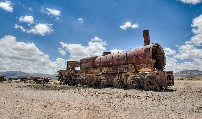Cảnh hoang vu của nghĩa địa tàu hỏa cũ, nằm cách trung tâm thị trấn Uyuni (tây nam Bolivia) 2km. Ảnh: Lambalgen.