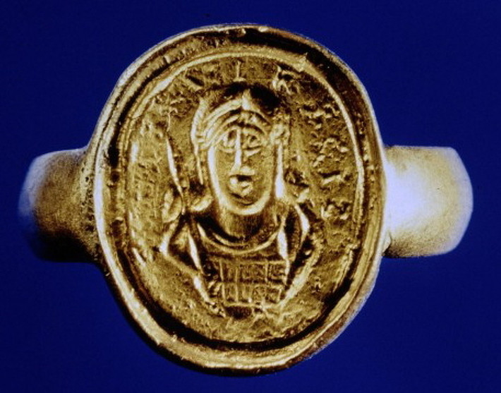 Vào năm 1653, một người đàn ông có tên Adrien Quinquin tình cờ tìm được kho báu cực giá trị. Cụ thể, ông đào được một chiếc nhẫn vàng đường kính 27 mm khi đang đào đất ở gần nhà thờ Saint-Brice tại Tournai, Bỉ.