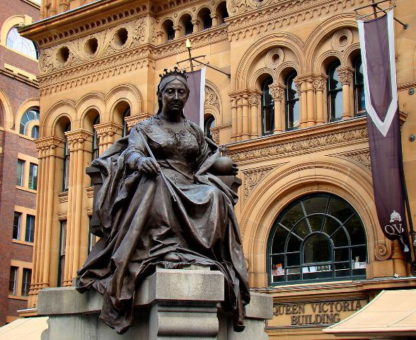Nữ hoàng Victoria được cho là có tình bạn thân thiết với chàng hầu người Ấn Độ có tên Abdul Karim. Tình bạn đặc biệt này của Nữ hoàng Victoria đã được các nhà làm phim đưa lên màn ảnh rộng.