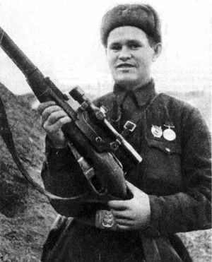 Sinh ngày 23/3/1915 tại làng Elino, tỉnh Cheliabinsk, huyền thoại lính bắn tỉa Vasily Zaytsev đã sớm bộc lộ tài năng bắn súng tài tình từ khi còn nhỏ.