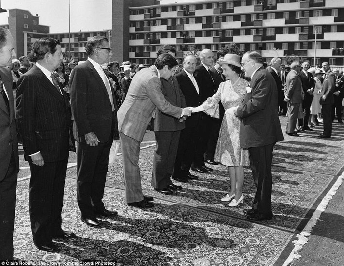 Đây là hình ảnh Nữ hoàng Anh Elizabeth II được chụp vào năm 1974. Claire Roberts là người chụp bức ảnh này. Mời độc giả xem video: Thời trang của trẻ em Hoàng gia Anh qua thời gian (nguồn: VTC14)