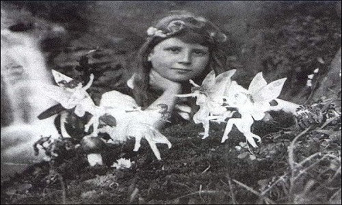 Năm 1917, hai chị em họ Frances Griffiths và Elsie Wright đã thực hiện những bức ảnh đánh lừa nhân loại nổi tiếng thế giới. Cụ thể, hai cô bé tuyên bố đã nhìn thấy tiên nữ bay lượn trong khu vườn sau nhà.
