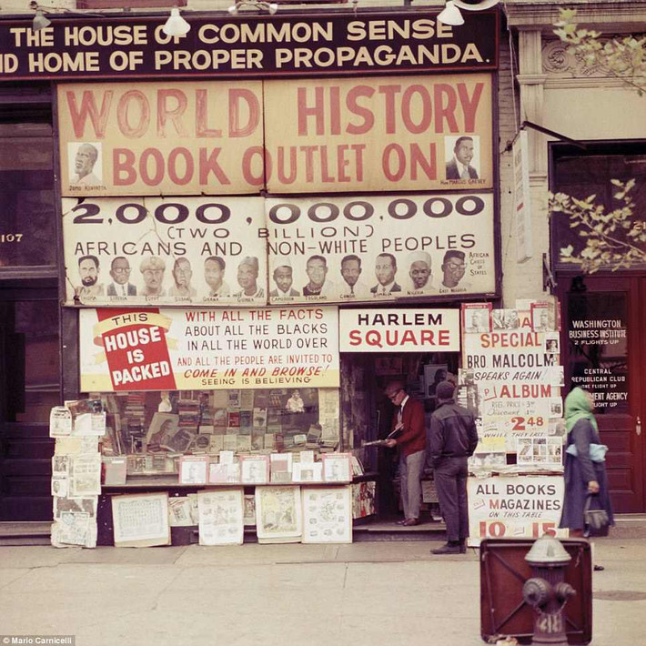 Một hiệu sách ở Harlem, New York năm 1966.