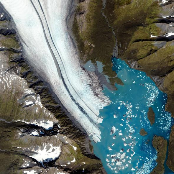 Vườn quốc gia Kenal Fjords: Khá khó để tìm thấy phương hướng giữa chiều sâu, màu sắc và kết cấu của cái nhìn từ trên không này tại Bear Glacier ở Kenai Fjords. Những mảng băng lởm chởm vỡ ra trong làn nước xanh và dần tan chảy trong hình ảnh vệ tinh.
