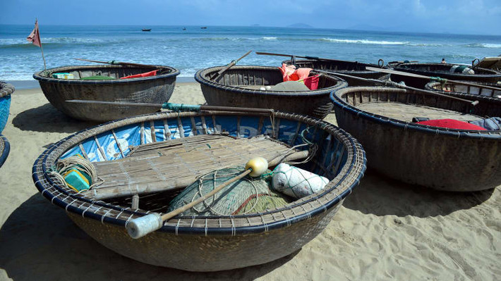 Trải nghiệm thuyền thúng: Những chiếc thuyền thúng của Việt Nam với hình dạng và cách chèo độc đáo khiến Mark Eveleigh ngỡ ngàng và thích thú.
