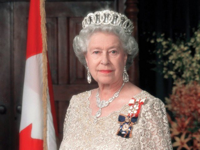 Một trong những quy tắc mà gia đình Hoàng gia Anh phải tuân thủ là không được chạm vào Nữ hoàng Elizabeth II.