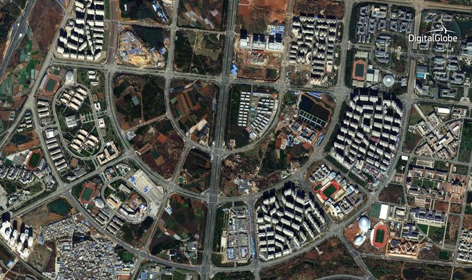 Nhiều con đường tại "thành phố ma" Chenggong bị đất cát phủ đầy do không được con người sử dụng.