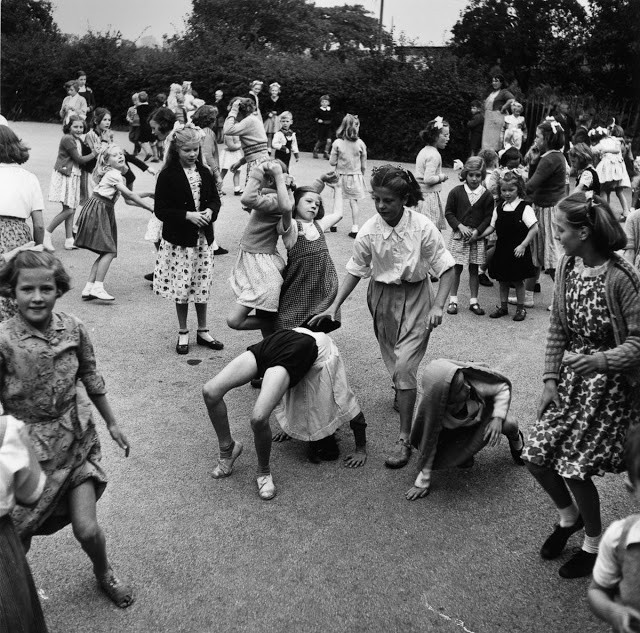 Một nhóm học sinh vui đùa trong khuôn viên trường Collals Walsgrave ở Coventry, Anh năm 1952.