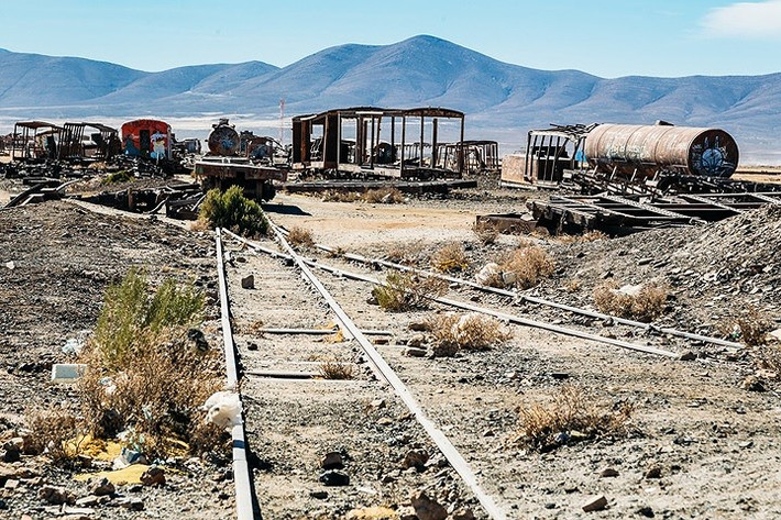 Những thanh ray còn sót lại tại nghĩa địa tàu hỏa. Thị trấn Uyuni từng là một điểm trung chuyển nhộn nhịp quan trọng của các tàu hỏa chở hàng đi về các cảng ở Thái Bình Dương. Ảnh: Bold travel.