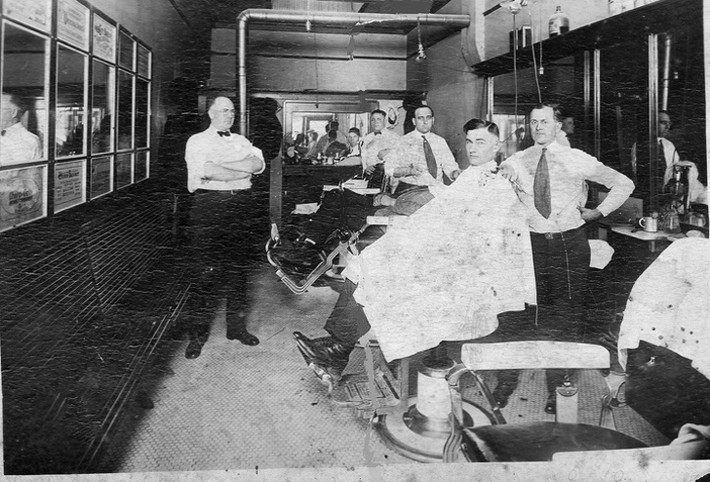 Bên trong một cửa hàng cắt tóc ở Clanton, Alabama, Mỹ những năm 1920.
