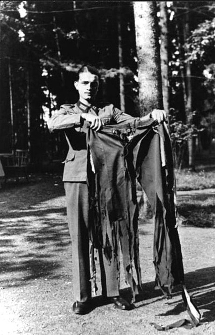 Đây là chiếc quần Adolf Hitler đã mặc sau khi bị ám sát hụt tại Wolf's Lair năm 1944.