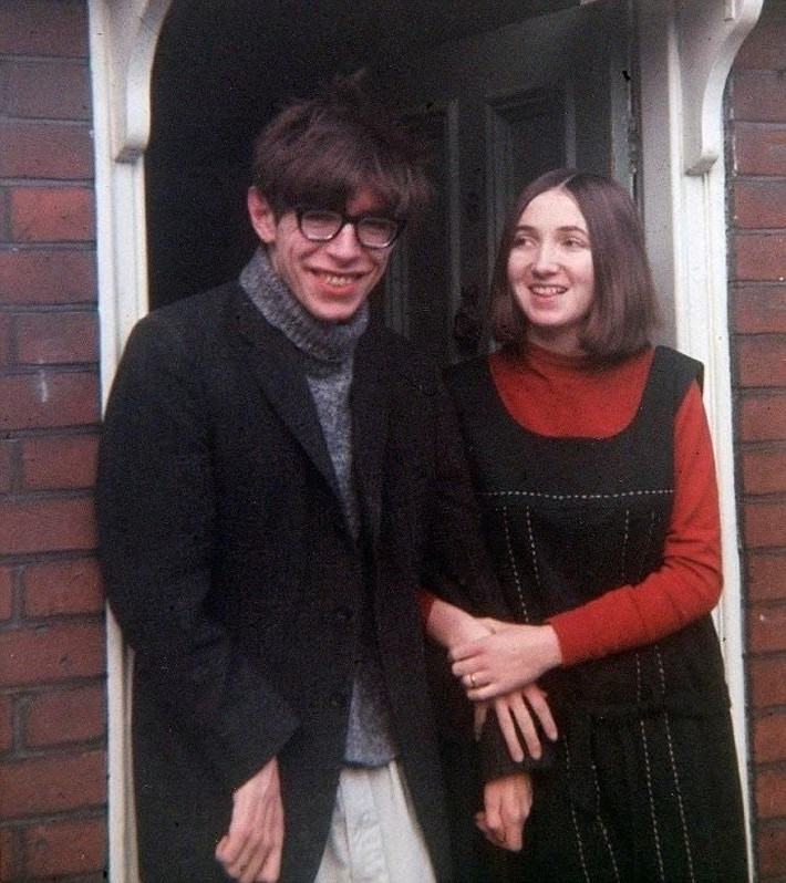Bức ảnh thời trẻ của ông hoàng Vật lý Stephen Hawking năm 1964.