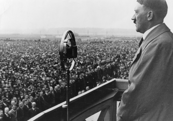 Mặc dù là nhà lãnh đạo độc tài, giết hại hàng triệu người không ghê tay nhưng Hitler lại có sở thích phim ảnh. Y rất thích những bộ phim như King Kong, Bạch Tuyết và 7 chú lùn.