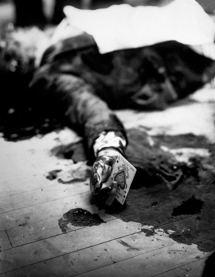 Bức ảnh chụp hiện trường trùm mafia khét tiếng Joe Masseria bị ám sát khi dùng bữa tại một nhà hàng ở quận Brooklyn, thành phố New York, Mỹ năm 1931. Trong tay của Joe Masseria có cầm một quân át bích. Theo văn hóa phương Tây, lá bài át bích là lá bài tử thần.