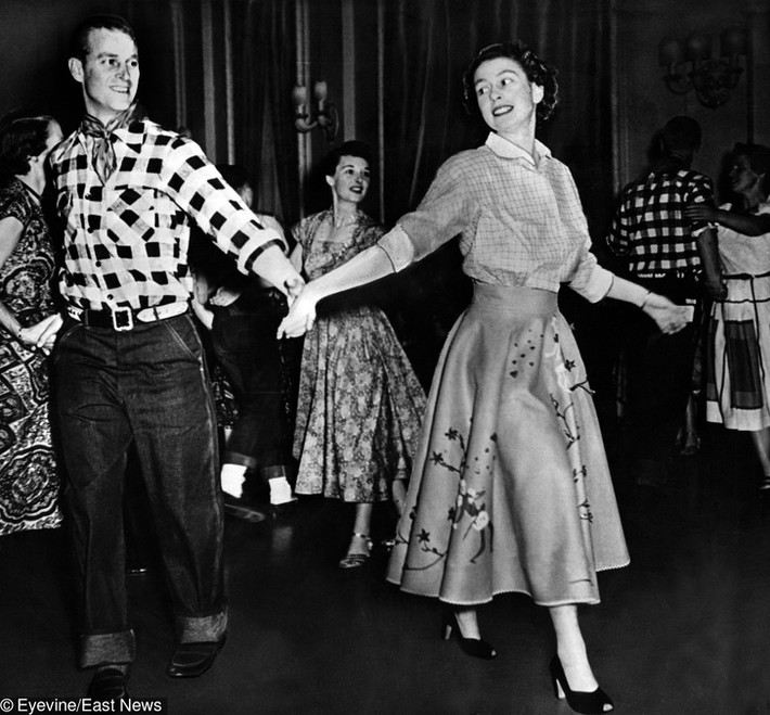 Công chúa Elizabeth và Hoàng tử Philip hòa mình vào điệu nhạc ở Ottawa, Canada năm 1951.
