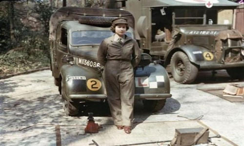 Nữ hoàng Elizabeth II khi phục vụ trong Chiến tranh thế giới 2.