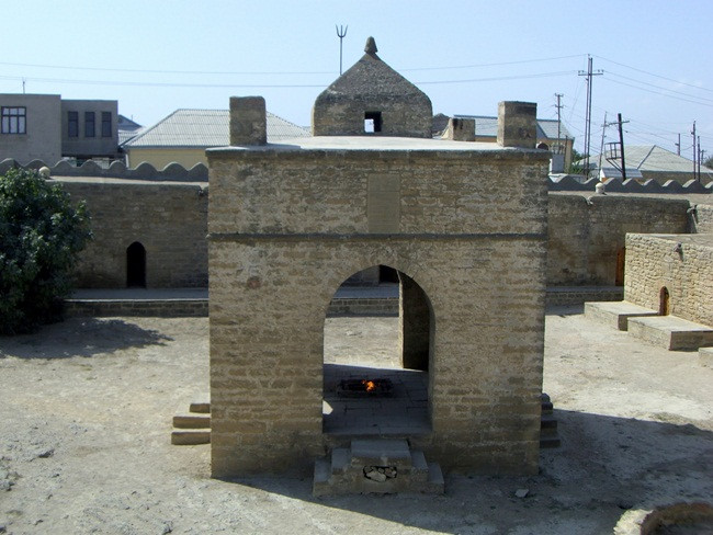 Đền Ateshgah, Baku, Azerbaijan: Đây là ngôi đền có ngọn lửa bốc cháy suốt nhiều thế kỷ và được nhắc đến trong các câu chuyện từ xa xưa. Marco Polo cũng đề cập dến hiện tượng này khi ông đi qua đây vào thế kỷ 13. Khu vực ngôi đền và bảo tàng xung quanh là địa điểm thờ cúng linh thiêng và thu hút du khách.