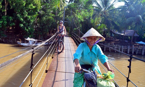Du ngoạn Đồng bằng sông Cửu Long: Đến với vựa lúa Đồng bằng sông Cửu Long, bạn sẽ được gặp gỡ những người dân hiếu khách. Họ mỉm cười đầy thân thiện và sẵn lòng giúp đỡ bạn khi cần.
