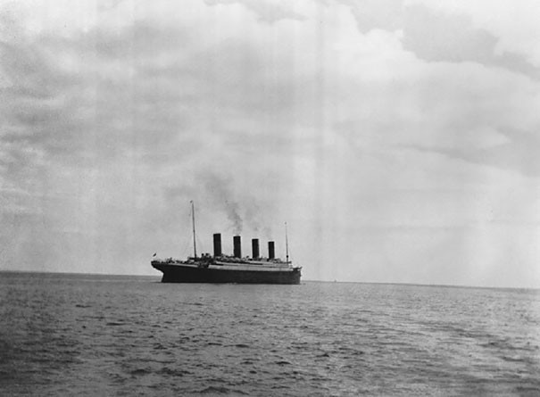 Bức ảnh chụp tàu Titanic huyền thoại trong chuyến hải hành đầu tiên và cũng là cuối cùng năm 1912. Trong chuyến đi này, tàu Titanic được mệnh danh là "không thể chìm" đã đâm vào tảng băng trôi dẫn đến chìm tàu và khiến hơn 1.000 người bỏ mạng dưới biển.