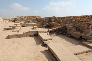 Một số giả thuyết được đưa ra để lý giải kim tự tháp của pharaoh Djedefre bị phá hủy.