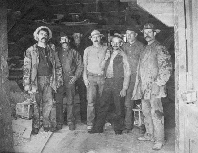 Những công nhân mỏ người lấm lem bùn đất ở Nevada, Mỹ những năm 1880.