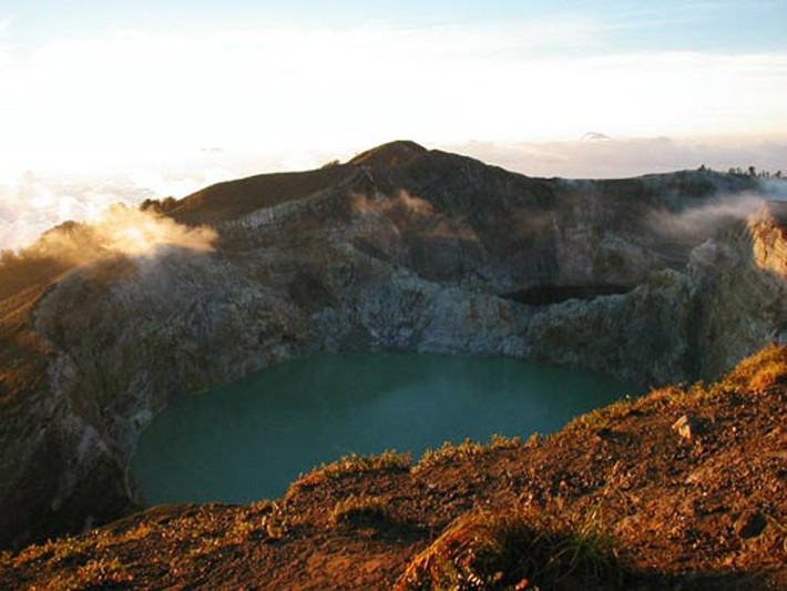 Nằm trên đỉnh ngọn núi lửa Kelimutu thuộc vườn quốc gia đảo Flores (Indonesia), 3 hồ nước đổi màu độc đáo trở thành điểm đến hấp dẫn khách du lịch.