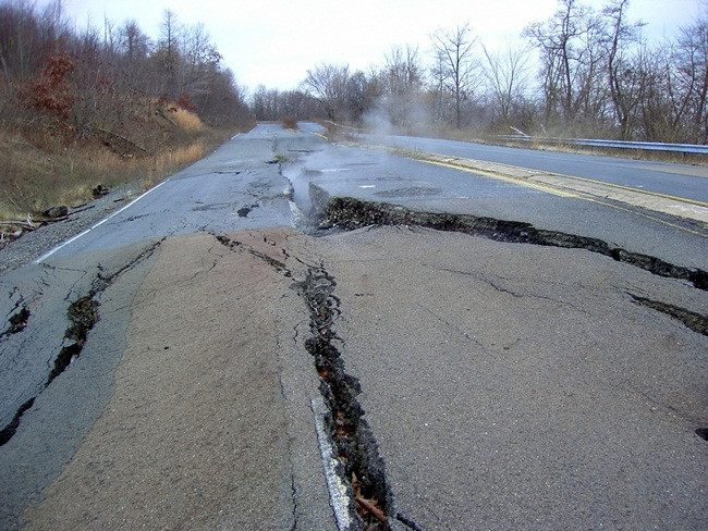 Mỏ than Centralia, Pennsylvania, Mỹ: Mỏ than nằm dưới lòng đất được đưa vào khai thác để mang về nguồn tiền cho thị trấn Centralia. Tuy nhiên, nó đột nhiên bốc cháy và trở thành ngọn lửa cháy mãi không tắt. Các bể than bị bỏ lại từ năm 1962 và không có cách gì dập tắt lửa. Các cư dân bị buộc phải chuyển đi vào năm 1992 nhưng 9 người dân vẫn chưa rời khỏi khu vực này.