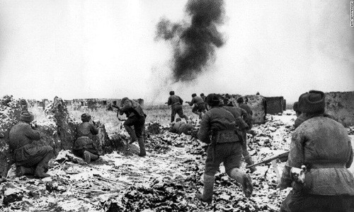 Những người lính Liên Xô chiến đấu anh dũng trong trận Stalingrad trước cuộc tấn công xâm lược của Đức quốc xã năm 1943.