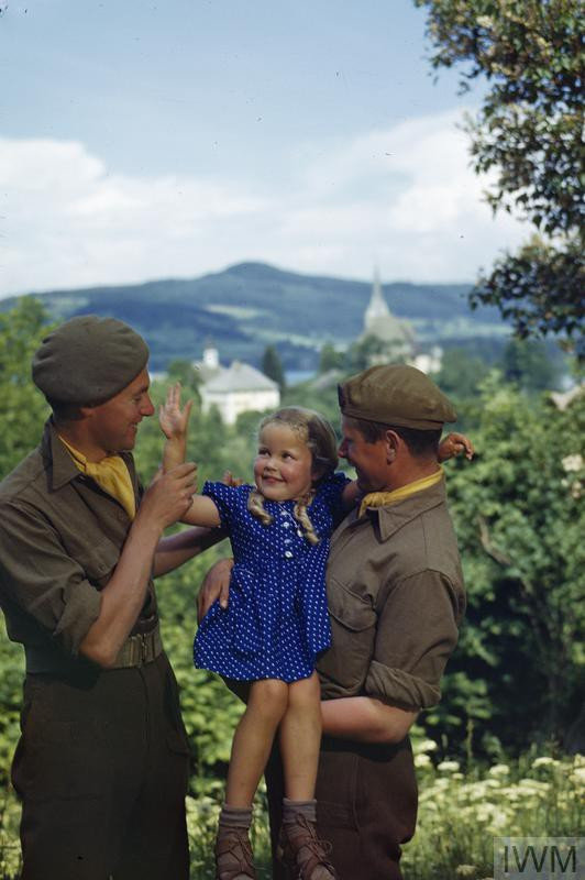 Hai người lính vui đùa bên một bé gái 4 tuổi ở Klagenfurt, Áo tháng 5/1945.