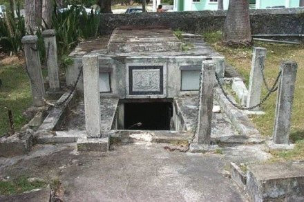 Hầm mộ này khiến dư luận chú ý bởi hiện tượng kỳ bí khi những chiếc quan tài trong hầm mộ đều rời khỏi vị trí ban đầu và nằm lộn xộn khắp nơi.
