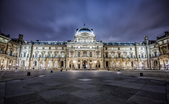 Bên trong bảo tàng Louvre trưng bày khoảng 35.000 kiệt tác nghệ thuật và những món đồ cổ cực giá trị có niên đại từ khoảng thế kỷ 6 trước Công nguyên đến thế kỷ 19.