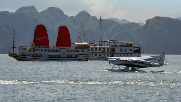 Khám phá vịnh Hạ Long bằng máy bay và du thuyền: Hàng không Hải Âu là đơn vị cung cấp những trải nghiệm thủy phi cơ đầu tiên tại Việt Nam. Lộ trình đầu tiên từ Hà Nội đi vịnh Hà Long được đơn vị này đưa vào khai thác từ mùa hè năm 2014. Tiếp đó, du khách có thể dành vài ngày trên du thuyền để khám phá một trong những di sản đẹp nhất thế giới.