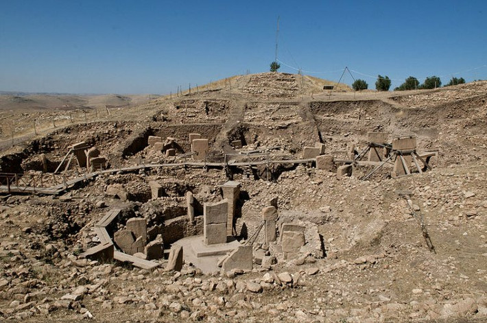 Tuy nhiên, Göbekli Tepe được xây dựng sớm hơn so với bãi đá cổ Stonehenge.