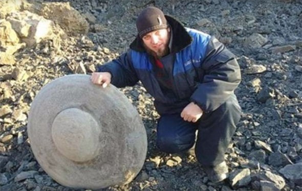 Vật thể lạ này được miêu tả trông giống như “một chiếc UFO bị rơi” được tìm thấy ở độ sâu khoảng 40m bên dưới lòng đất.