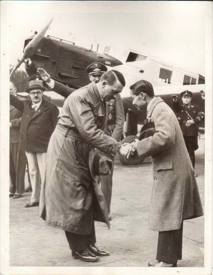 Nhà độc tài Adolf Hitler gặp Nhà vua Thái Lan năm 1934.
