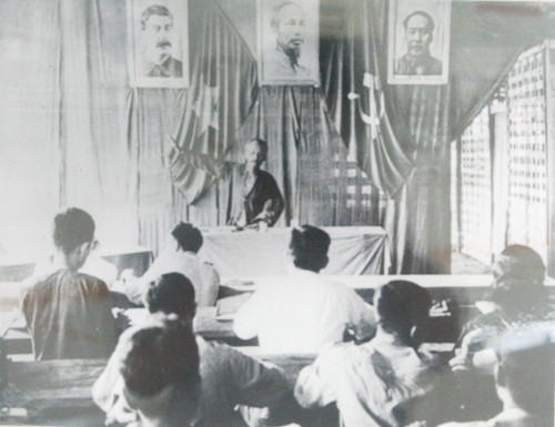 Chủ tịch Hồ Chí Minh nói chuyện tại buổi khai mạc lớp Chỉnh huấn cán bộ dân, chính, Đảng các cơ quan Trung ương. Ảnh chụp tại Việt Bắc năm 1953.