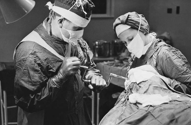 Thậm chí, có bác sĩ còn sử dụng cả biện pháp lobotomy (cắt một phần não) để điều trị cho bệnh nhân. Không ít bệnh nhân tử vong do thực hiện điều trị theo các phương pháp nguy hiểm này.