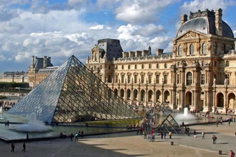 Dưới thời gian trị vì của Napoleon, nhà cầm quân lừng danh nước Pháp này từng treo bức tranh Mona Lisa trong phòng ngủ của mình.